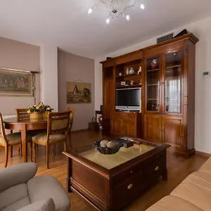 https://junto-a-procesiones-semana-santa-centro-con-parking-gratis.es-andalucia.com